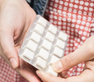 sitiawe_'s tweet photo. Siapa yang susah sangat nak berhenti merokok, belilah chewing gum &amp; koyok nikotin. Beli dekat mana2 farmasi atau dpt free je dekat klinik berhenti merokok https://t.co/qmIws5yVg1