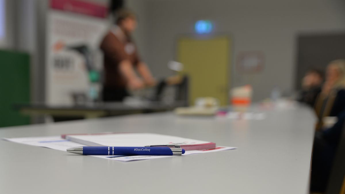 TrierUni's tweet photo. Die #Promovierenden des @ColloqDoc-Teams an der #UniTrier treffen gerade die letzten Vorbereitung für die 4. Graduiertenkonferenz.🙌 Am 8. und 9. Dezember 2022 findet die #Konferenz via Zoom statt.💬
➡️Jetzt anmelden: https://t.co/bYQTS7CwSm https://t.co/teiDF72vUA