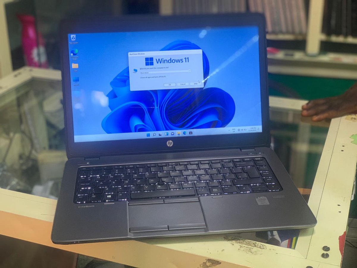 Kynsofficial's tweet image. Who needs this 

Hp Elitebook 840
Core i5
500gb hard drive 
8gb memory 

You can run practically anything in this