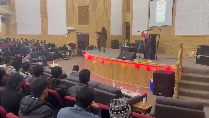 ChinarcorpsIA's tweet photo. #ChinarCorps in collaboration with civil adm organised Shopian Literature Festival at Govt. Degree College, #Shopian. The festival provides a platform to wide spectrum of literary voices addressing pressing issues of society &amp; the way ahead.

#Kashmir
@adgpi 
@NorthernComd_IA https://t.co/iK4ZkKrVgk