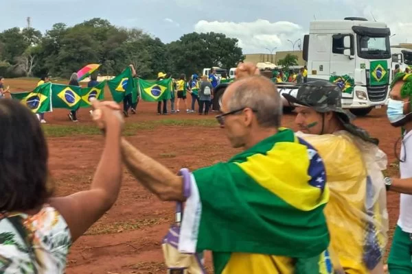 “Me encontro há 30 dias parado na frente de quartéis. Cago na sarjeta, minha esposa me deixou e levou meus 2 filhos pequenos, perdi meu emprego e devo 2 mil ao meu primo. Estamos fazendo a coisa certa, presidente? O silêncio me consome”. (Bolsonarista, em mensagem no Twitter)