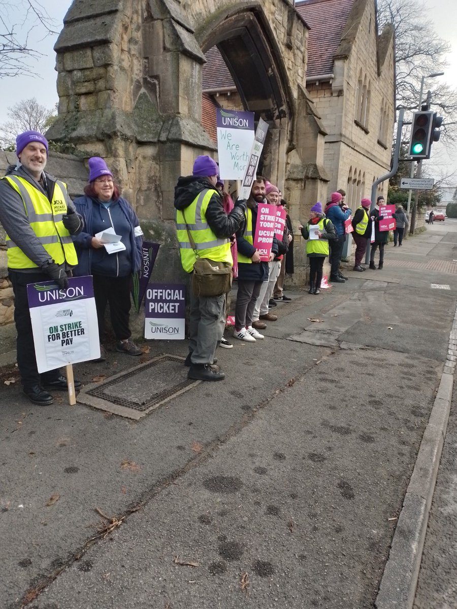 Picketers from both workplace unions out in force today at our FCH campus... 👊

 #WereWorthMore #ucuRISING