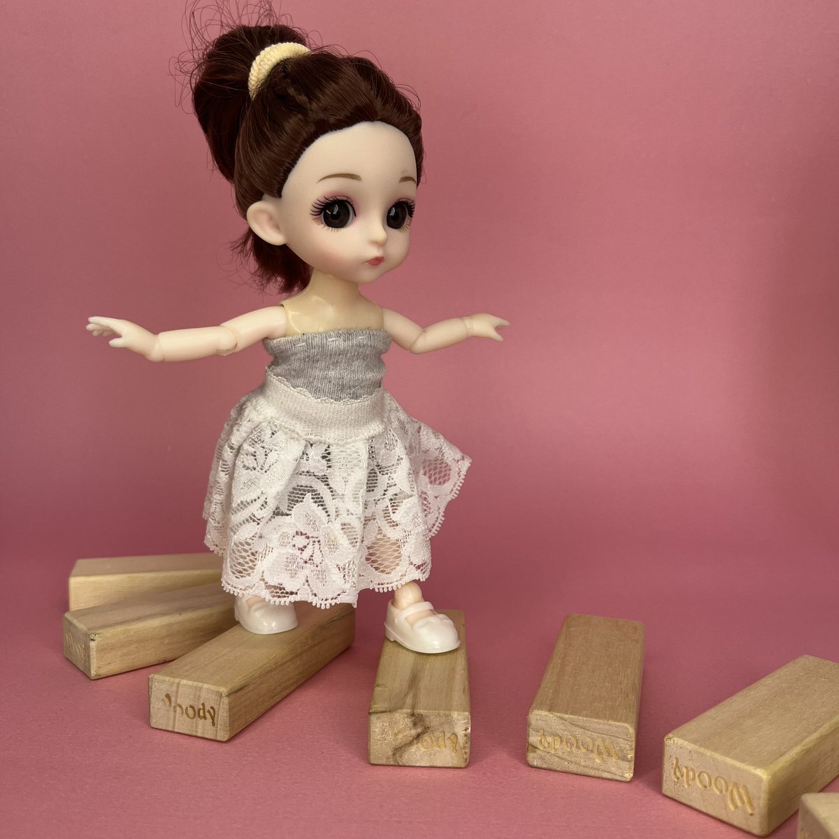 minimelamutfak's tweet image. #vegastyle ☀️”Yaz Koleksiyonu &amp;amp; Dantel Etek “☀️ Bu minyatür etek dantel kumaştan dikildi, bel kısmındaki lastik detayı belin ince gözükmesini sağlıyor 🤍#minimelamutfak #minyatür #miniature #koleksiyon #fashiongram #miniclothes #keşfet #carsamba