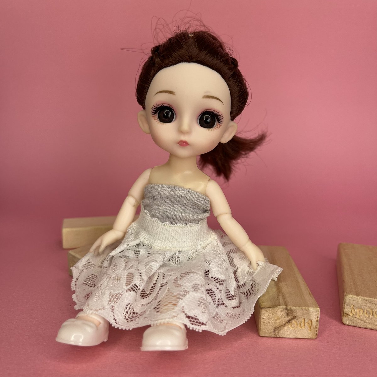 minimelamutfak's tweet image. #vegastyle ☀️”Yaz Koleksiyonu &amp;amp; Dantel Etek “☀️ Bu minyatür etek dantel kumaştan dikildi, bel kısmındaki lastik detayı belin ince gözükmesini sağlıyor 🤍#minimelamutfak #minyatür #miniature #koleksiyon #fashiongram #miniclothes #keşfet #carsamba