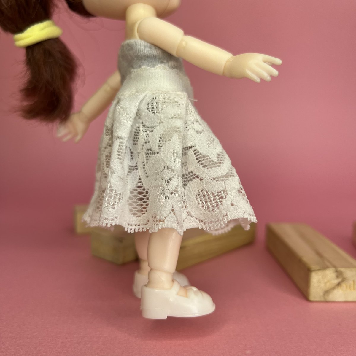 minimelamutfak's tweet image. #vegastyle ☀️”Yaz Koleksiyonu &amp;amp; Dantel Etek “☀️ Bu minyatür etek dantel kumaştan dikildi, bel kısmındaki lastik detayı belin ince gözükmesini sağlıyor 🤍#minimelamutfak #minyatür #miniature #koleksiyon #fashiongram #miniclothes #keşfet #carsamba