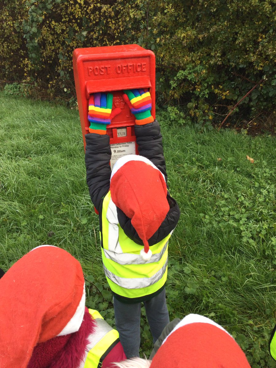 Christmas is coming! 🎅🏼🎄💌 The children have created Santa lists and posted them to the North Pole. We walked the children to the local postbox and explored the local community.