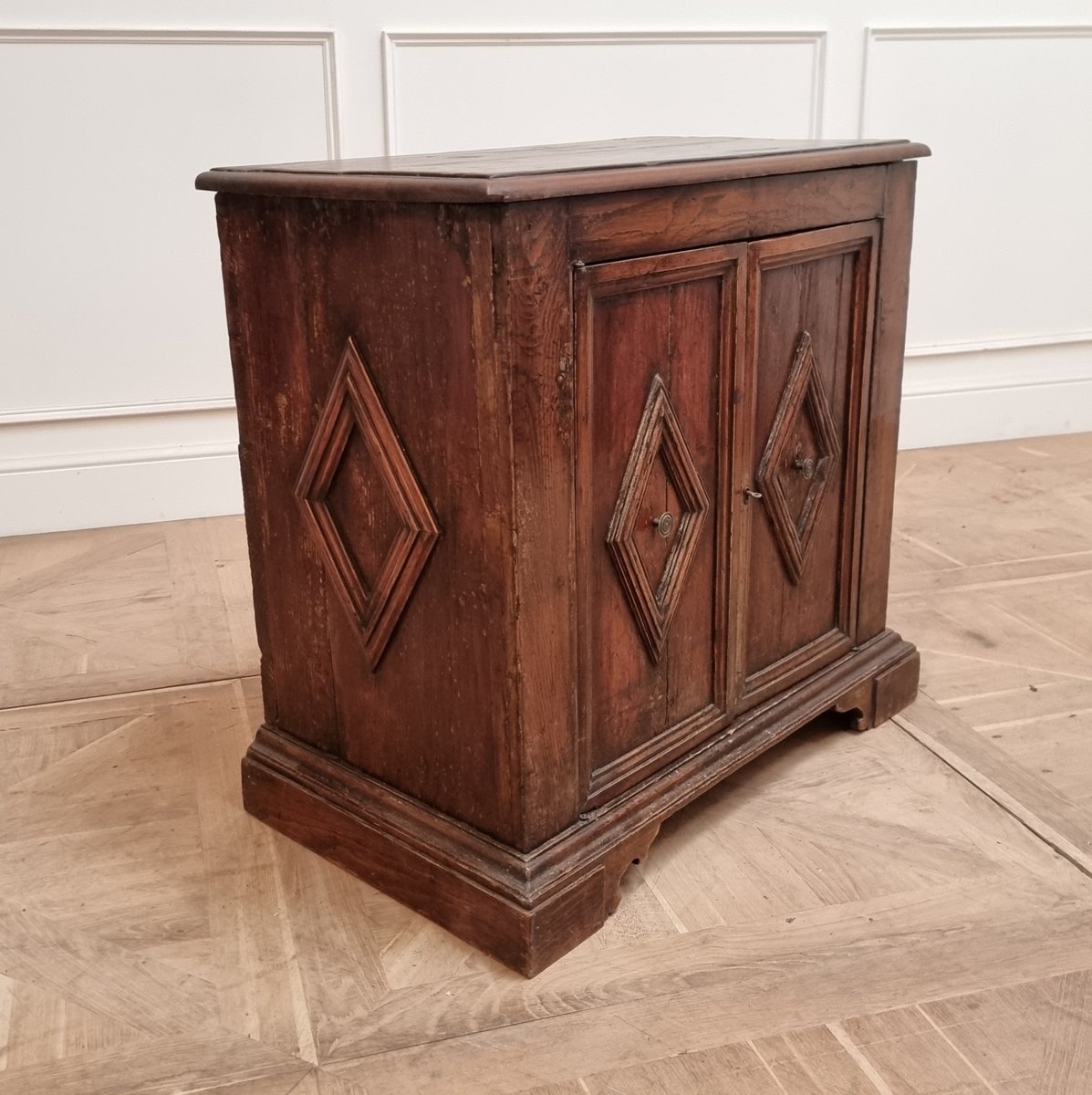 ArcadiaAntiques's tweet image. Small 18th Century Italian walnut 2 door buffet. 1790.
Price: £2,650
bit.ly/3VlLpQ3

#ItalianBuffet #SmallBuffet #twodoorbuffets
