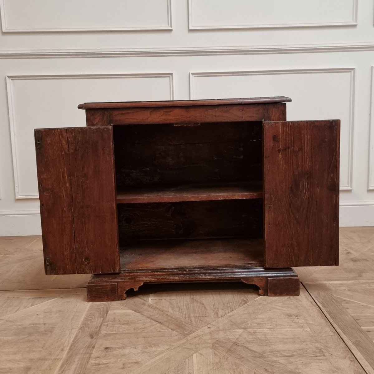 ArcadiaAntiques's tweet image. Small 18th Century Italian walnut 2 door buffet. 1790.
Price: £2,650
bit.ly/3VlLpQ3

#ItalianBuffet #SmallBuffet #twodoorbuffets