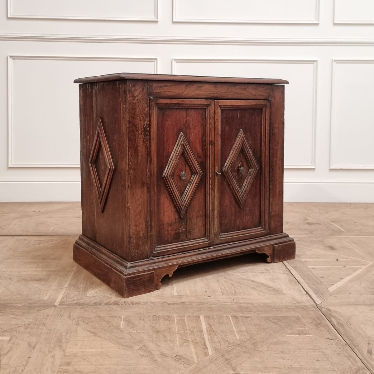 ArcadiaAntiques's tweet image. Small 18th Century Italian walnut 2 door buffet. 1790.
Price: £2,650
bit.ly/3VlLpQ3

#ItalianBuffet #SmallBuffet #twodoorbuffets