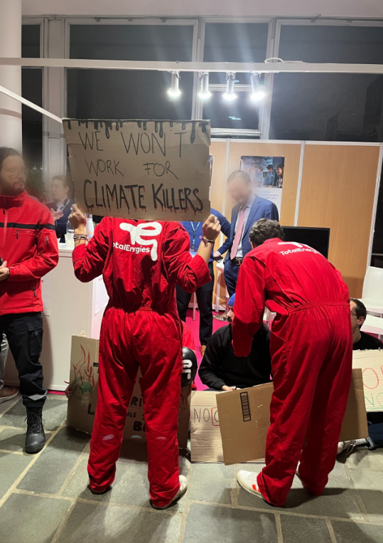 Immense bravo et soutien total aux étudiant(e)s d'HEC qui ont fait savoir à l'entreprise TotalEnergies qu'elle n'était pas la bienvenue sur leur campus.

Une action non violente qui s'est suivie d'un dialogue pour rappeler que Total doit arrêter ses projets climaticides.