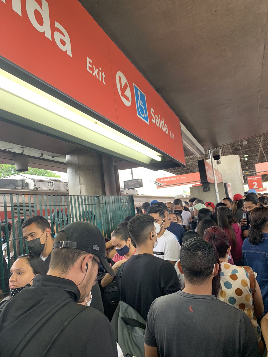 erylopess's tweet photo. Estação Guaianazes. Sentido Luz. Nem dá pra acessar a plataforma. Ajuda aí @CPTM_oficial @SPSobreTrilhos #cptm #trem https://t.co/JMMl1JoaJl