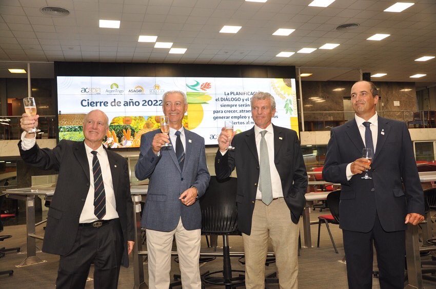 ArgenTrigo's tweet photo. Cierre de fin de año de las #cuatrocadenas. 
"La PLANIFICACIÓN, el DIÁLOGO y el CONSENSO siempre serán el camino para crecer, atraer inversiones, generar empleo y mantenernos abiertos al mundo". 

Gracias por habernos acompañado. 

#argentrigo https://t.co/OQm3wUaNyw