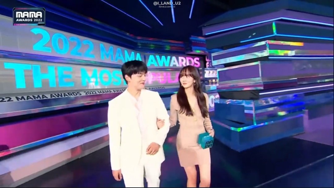 kdramatreats's tweet photo. OMG #YeoJinGoo and #KimSoHyun reunion on #2022MAMA presenting an award 😭🖤 https://t.co/auidFKqehr