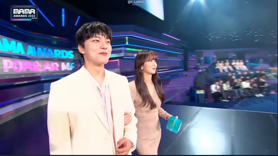 kdramatreats's tweet photo. OMG #YeoJinGoo and #KimSoHyun reunion on #2022MAMA presenting an award 😭🖤 https://t.co/auidFKqehr