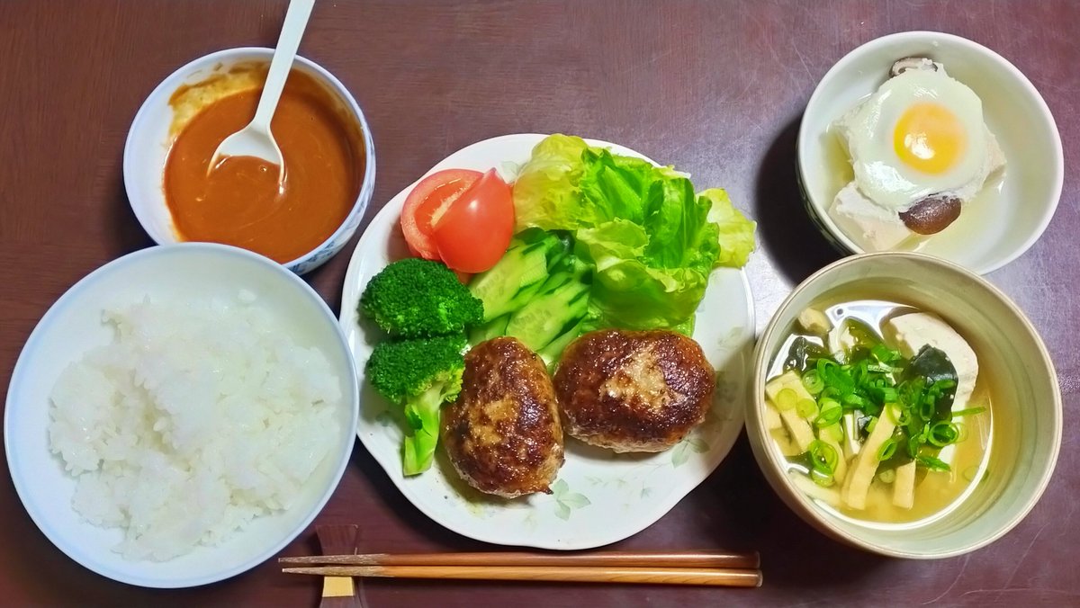 今日の夕食はハンバーグに豆腐の味噌汁に高野豆腐とご飯です！ソースは自家製。ちょっとハンバーグ小さめにして健康診断に備えます✌これで数値悪かったら凹むなぁ～。ご馳走さまでした😋🍴🙏🏻