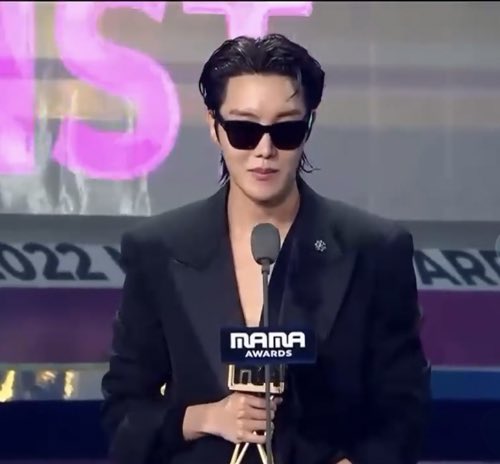 vantaeIuvy's tweet photo. JHOPE ANG HOT MOOOO!Its giving Mafia Boss🥵 https://t.co/rSUbRPZhri