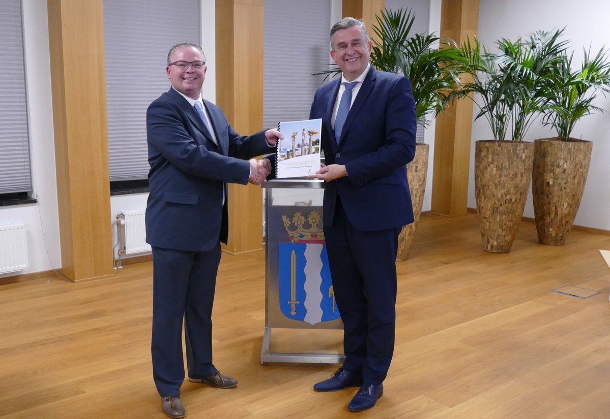 De vacature voor de nieuwe #burgemeester van #Maasgouw is opengesteld. Gouverneur <a href="/emileroemer/">Emile Roemer</a> ontving op 28 november de profielschets. Lees verder via gemeentemaasgouw.nl/nieuwe-burgeme…