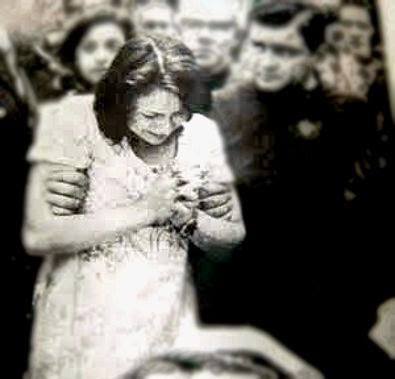 aclarrabure's tweet photo. Hace 48 años, Maby Picón de Viola enterraba a su esposo e hijita, asesinados por el ERP, es historia!!! https://t.co/8o9bSZQK1C