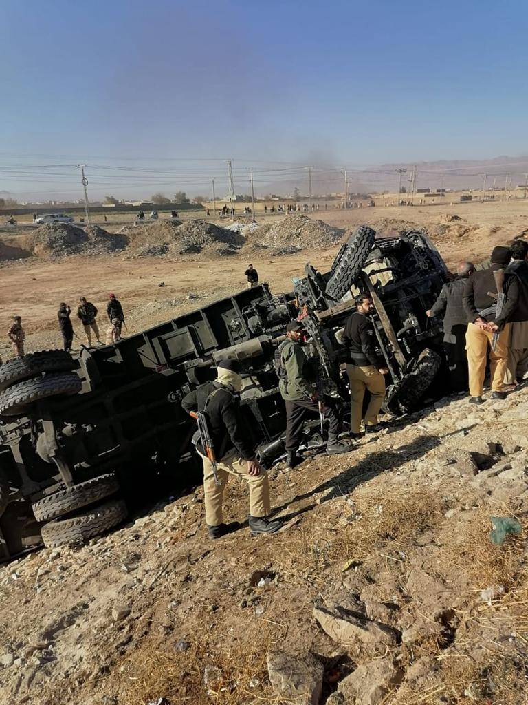 Mirza45994191's tweet photo. Several police officers were injured in a suicide attack near a Balochistan Constabulary truck in #QuettaBlast #Baleli area on Wednesday, police said. https://t.co/uKBznJXVCd