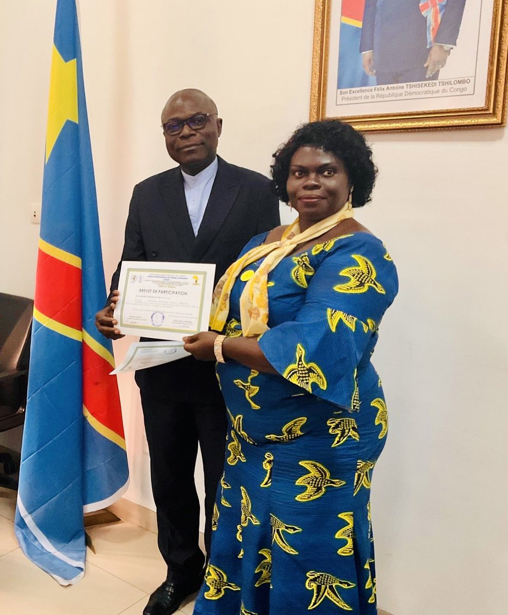 r2congo's tweet image. 16 jrs d’activisme/VBG:Remise brevets aux cadres et agents de la Cellule Genre et membres du Cabinet du @TourismeRDCongo.
Invitée par le SG Tourisme,la Présidente du R2Congo,@belilunt a encouragé ds leur engagement dans la promotion du genre.@MingenreRdc,@UNFPARDC.@creeij2011