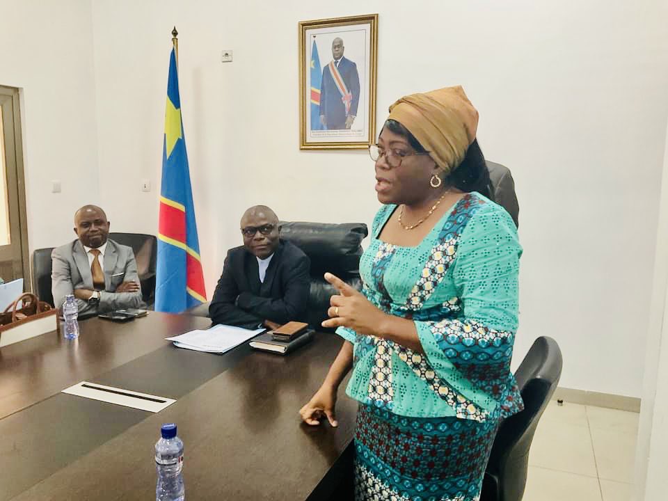 r2congo's tweet image. 16 jrs d’activisme/VBG:Remise brevets aux cadres et agents de la Cellule Genre et membres du Cabinet du @TourismeRDCongo.
Invitée par le SG Tourisme,la Présidente du R2Congo,@belilunt a encouragé ds leur engagement dans la promotion du genre.@MingenreRdc,@UNFPARDC.@creeij2011