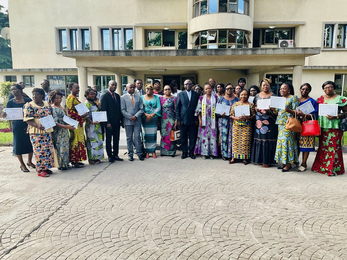 r2congo's tweet image. 16 jrs d’activisme/VBG:Remise brevets aux cadres et agents de la Cellule Genre et membres du Cabinet du @TourismeRDCongo.
Invitée par le SG Tourisme,la Présidente du R2Congo,@belilunt a encouragé ds leur engagement dans la promotion du genre.@MingenreRdc,@UNFPARDC.@creeij2011