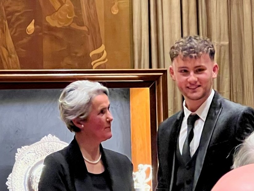 Master @Ts_and_Bs congratulates Best Bricklayer Sam Widdop at the Building Craft College Graduation on 29 November #bricks #bricklayer #craft #livery