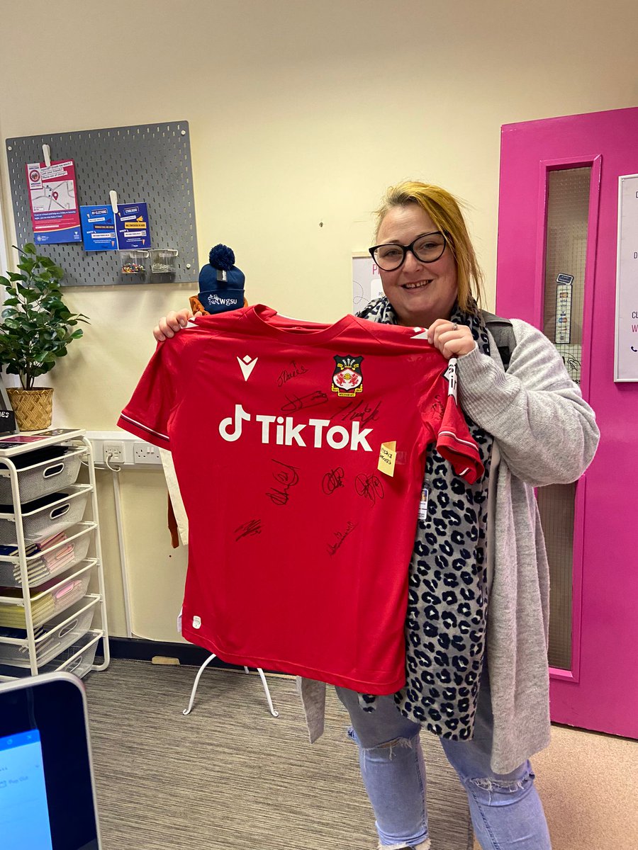 WrexhamSU's tweet image. Big congratulations to one of our Unitu competition prize winners Kirsty Edwards, who is studying Adult Nursing @GlyndwrUni 

Kirsty was the very lucky winner of a signed @Wrexham_AFC shirt. Well done! 😃

#unitu #competition #winner #prize #wrexham #wrexhamafc #student #glyndwr