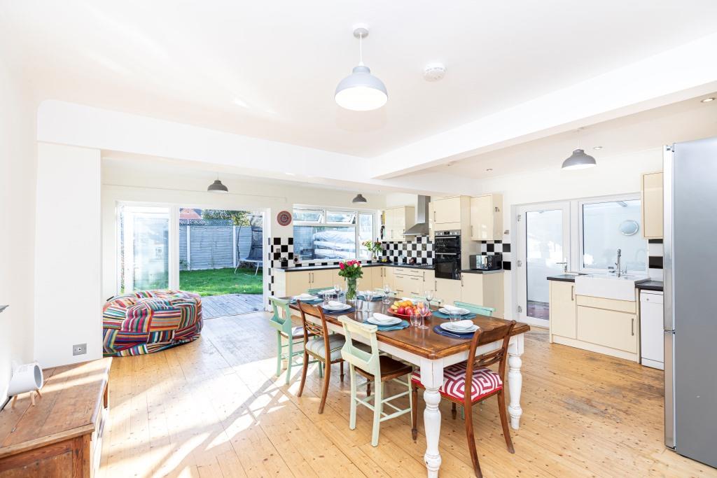 We are delighted to offer this five bedroom, detached family holiday home. The accommodation has a homely feel and benefits from a very spacious living space downstairs. 

5 bedroom | Sleeps 9 | Pet friendly 🐾 | WiFi 
👇 
bournecoast.co.uk/holidaylets/pr…