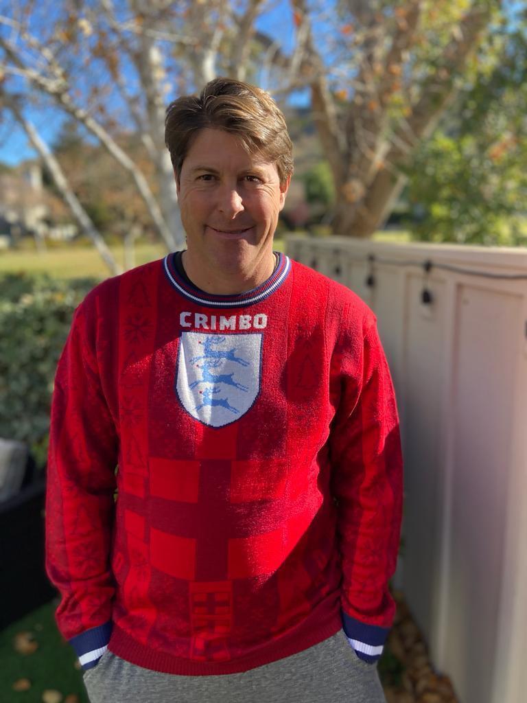 🎅 England Xmas Jumper 🏴󠁧󠁢󠁥󠁮󠁧󠁿

@DarrenAnderton has got his, have you got yours 👀

England jumper in partnership with @Shelter to support #NoHomeKit

🛒Shop Here - ow.ly/O0um50LQNSH