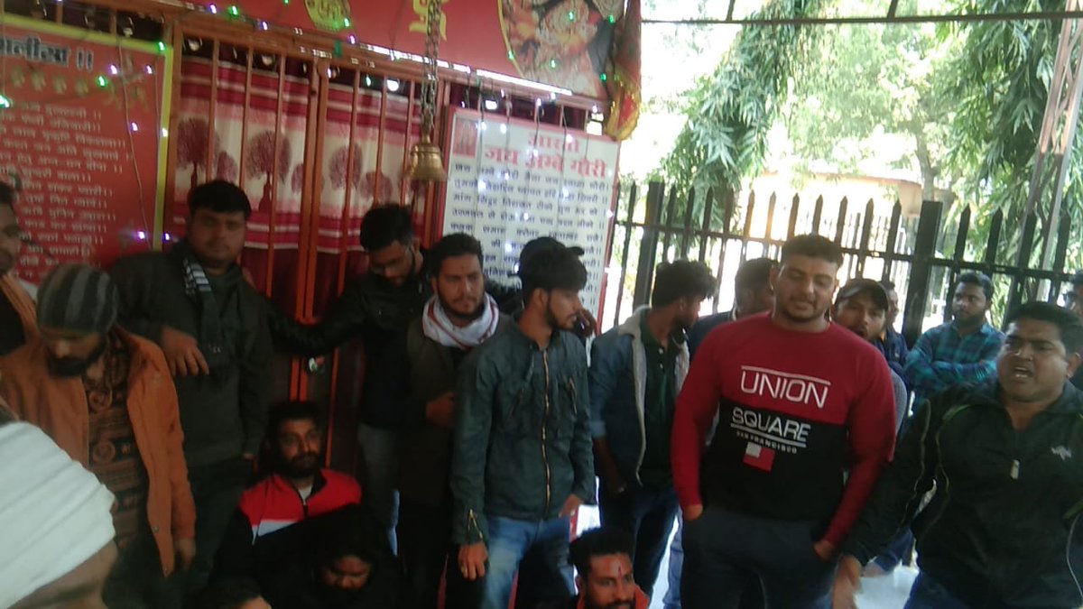 Pankajdutttiwa2's tweet photo. झांसी में रेलवे स्टेशन के करीब पुलिया न0  9 नम्बर को जाने बाले मानिकपुर लाइन फाटक के समीप बने प्राचीन दुर्गा मंदिर में माता की बड़ी सिद्ध मूर्ति का शिर ,कुछ अराजक हिन्दू विरोधी तत्वों ने वेरहमी से तोड़कर धड से अलग कर दिया ।
रुद्र महासेना सहित सभी हिंदू संगठन आक्रोशित हैं https://t.co/5Gn6yvMSQR