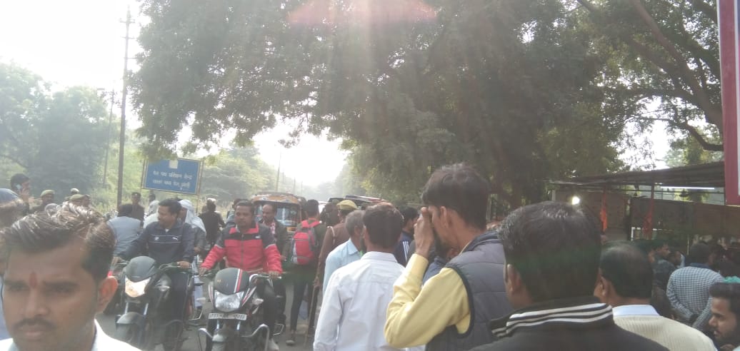 Pankajdutttiwa2's tweet photo. झांसी में रेलवे स्टेशन के करीब पुलिया न0  9 नम्बर को जाने बाले मानिकपुर लाइन फाटक के समीप बने प्राचीन दुर्गा मंदिर में माता की बड़ी सिद्ध मूर्ति का शिर ,कुछ अराजक हिन्दू विरोधी तत्वों ने वेरहमी से तोड़कर धड से अलग कर दिया ।
रुद्र महासेना सहित सभी हिंदू संगठन आक्रोशित हैं https://t.co/5Gn6yvMSQR