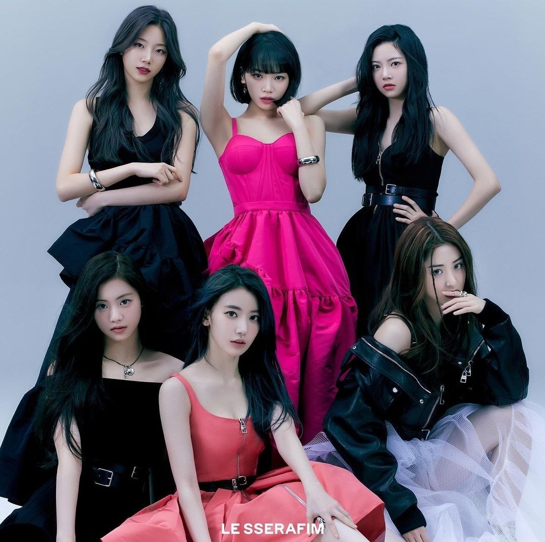 EP1PHAN4's tweet photo. 🔎' 𝗗𝗘𝗕𝗨𝗧 : LE SSERAFIM 

                        __ # WHO'S SHE ¿?
                        𝗧𝗘𝗔𝗦 : FULL GROUP

                        𝗥𝗟𝗦𝗘 : XX.XX
                        𝗠𝗡𝗚 : prkrs 
ㅤ https://t.co/brqqdrAwhh
