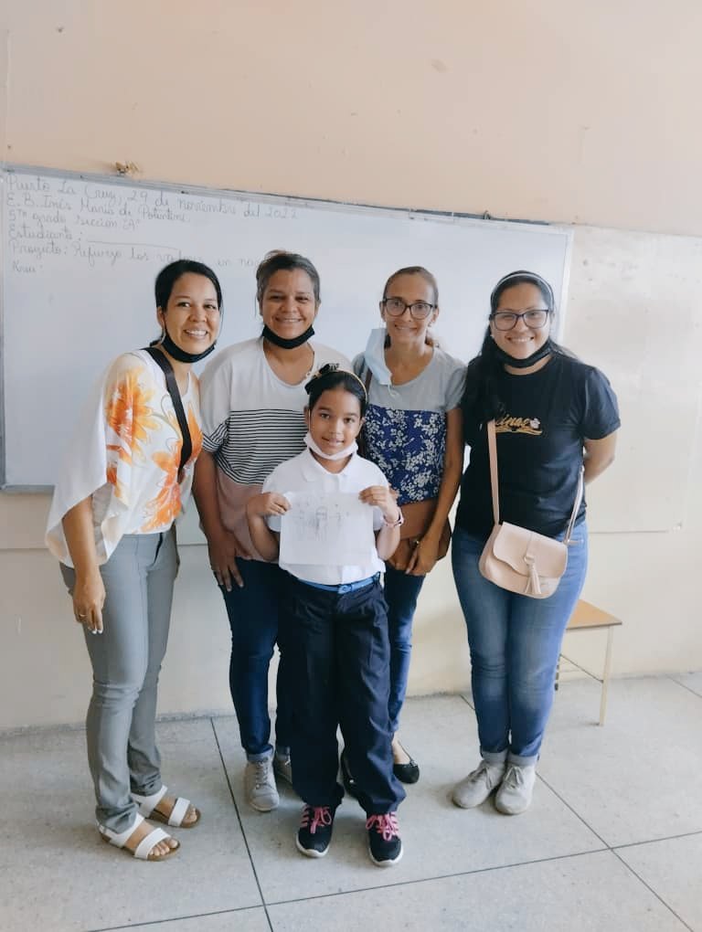 Marcosperozoh's tweet photo. Está niña preciosa ayer dibujo a Mi Esposa y sus amigas mientras éstas le daban clases de valores. Ya entiendo porque hay docentes en este país que asisten cada día a sus aulas con tanto amor y vocación: El cariño de un niño lo vale todo ❤️ https://t.co/HeeooV1f0N