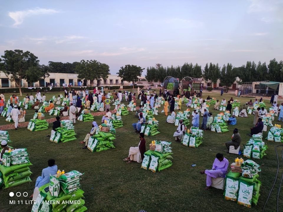 AlkhidmatOrg's tweet photo. We are committed to support farmers so that they can continue their agricultural activities. Alkhidmat is providing seeds, fertilizers and crop medicines to small farmers across Pakistan. Support farmers, support Pakistan!
 #الخدمت_کسان_بحالی_پراجیکٹ https://t.co/5Pzk3GmXBz