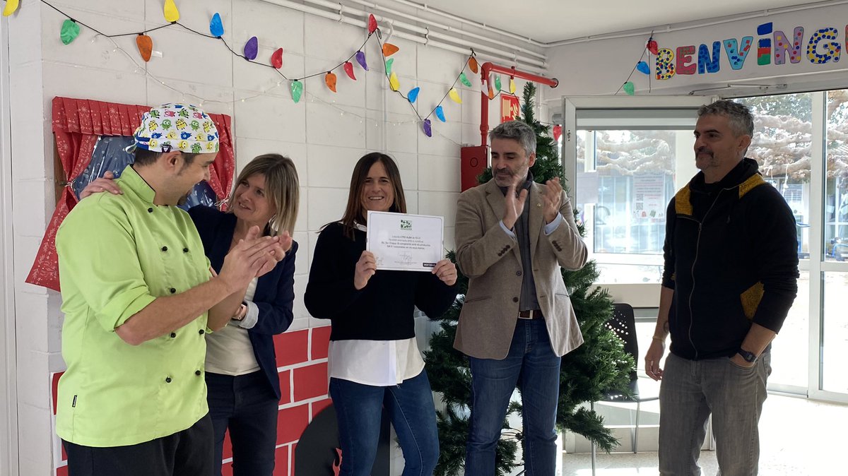 Dipta_cat's tweet photo. L’escola #CEEAlba rep el reconeixement de #Bosadaquí per la cuina de proximitat que vetlla per la salut de l’alumnat amb productes de qualitat i km0. La presidenta @nllaurado, amb la directora, el cuiner del centre i @CarlosBrullF recullen el certificat de la ma de @xiulaoficial https://t.co/EZ0rYKP3yG
