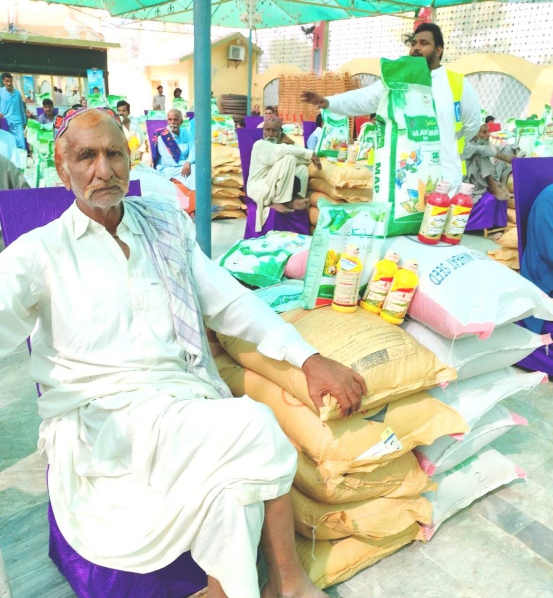 AlkhidmatOrg's tweet photo. We are committed to support farmers so that they can continue their agricultural activities. Alkhidmat is providing seeds, fertilizers and crop medicines to small farmers across Pakistan. Support farmers, support Pakistan!
 #الخدمت_کسان_بحالی_پراجیکٹ https://t.co/5Pzk3GmXBz