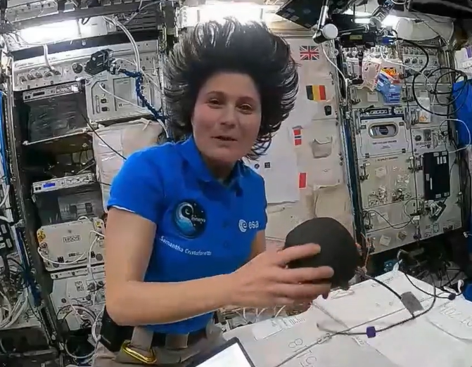 RobertaIAIS's tweet photo. 🚀 #Code4Space hat das Team »Astronuts« gewonnen. 🪐Das Experiment zeigt @AstroSamantha euch jetzt auf der ISS➡️ https://t.co/qgGOvh2qz9
@DieAstronautin @ESA_de @ESA__Education @ICECubesService @GoogleDE @Google_CH
@CalliopeMini @astro_carmen @astrosuzanna @FraunhoferIAIS https://t.co/nAh5419aaX