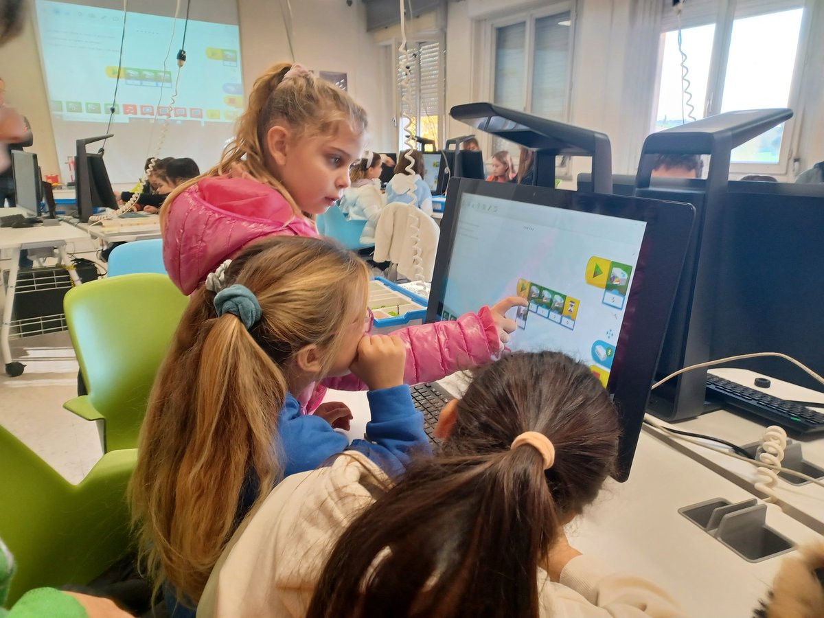 Dal gioco alla programmazione: oggi alla #palestrainnovazione impariamo che la robotica è anche divertimento! Con #SmarteHeartRome per allenare anche i più piccoli alle competenze digitali <a href="/fmdigitale/">Fond. Mondo Digitale</a> <a href="/FmdGiovanna/">Gc</a>