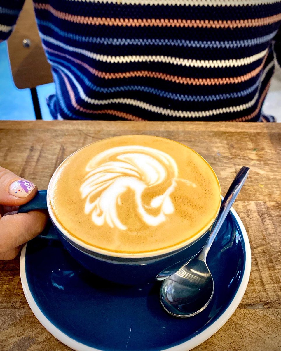 Nuestra #lamarzoccostrada es el alma máter de esta parte de la #cafetería y sabemos lo importante que es contar con una buena máquina y #barista que sepa tratar bien el #cafedeespecialidad que os servimos con mucho mimo🤎☕️🤎
#camdencoffeeroasters #solobuencafe
#cafemadrid #cafe