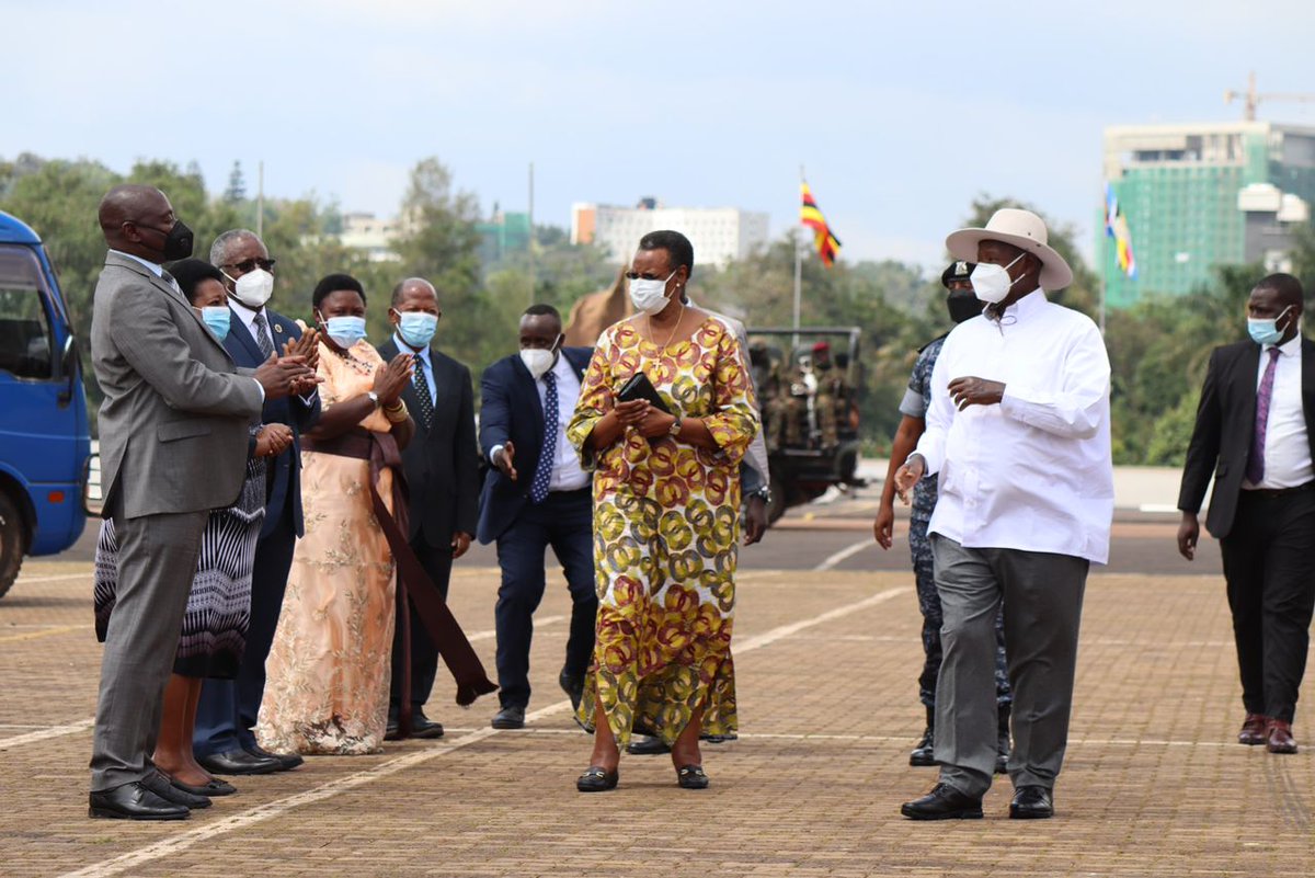 The Chief Guest President @KagutaMuseveni and the Minister of @Educ_SportsUg, @JanetMuseveni arrive at the grounds to attend the Teacher's day celebrations.
#WorldTeachersDay
#MoICTUG