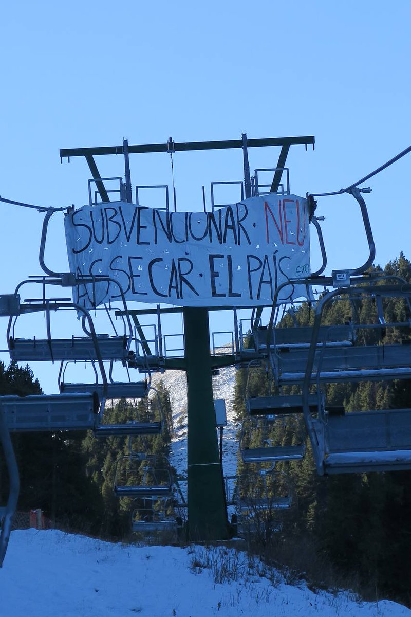 stopjjoo's tweet photo. 💸Subvencionar la neu, assecar el país!❄️

⏩Despleguem una pancarta des d'un dels remuntadors de @SnowLaMolina per denunciar el malbaratament d’aigua i energia que suposa la producció de neu artificial enmig de la situació de sequera extrema i de la crisi climàtica i que patim. https://t.co/VQTR1Epip0