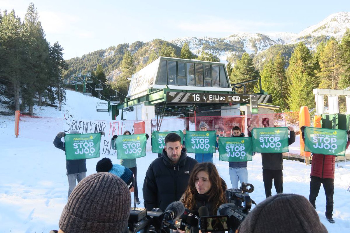 stopjjoo's tweet photo. 💸Subvencionar la neu, assecar el país!❄️

⏩Despleguem una pancarta des d'un dels remuntadors de @SnowLaMolina per denunciar el malbaratament d’aigua i energia que suposa la producció de neu artificial enmig de la situació de sequera extrema i de la crisi climàtica i que patim. https://t.co/VQTR1Epip0