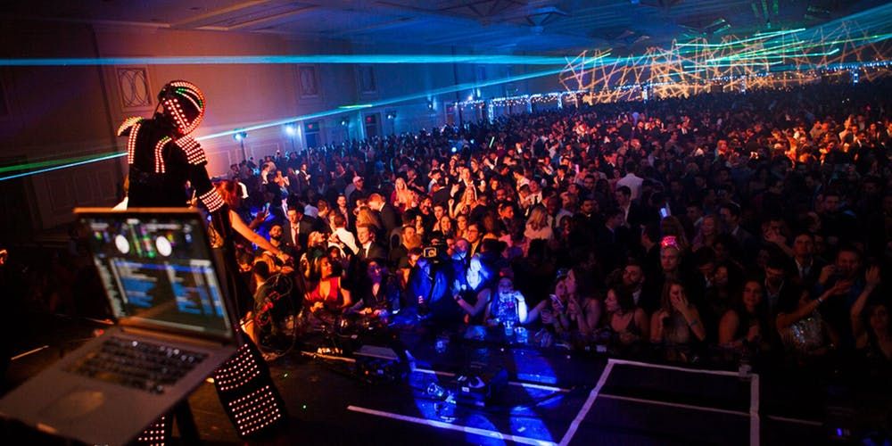 DC101's tweet photo. You don't want to miss DC’s BIGGEST and BEST New Year’s Eve Party 🎉🎊 – @BigNightDC at @GaylordNational 🌟✨ Listen with @TamoTweets at 8:40P for your chance to win tickets!! 

🎧: https://t.co/sSXJYX61Vp https://t.co/HKq1tTwkH7