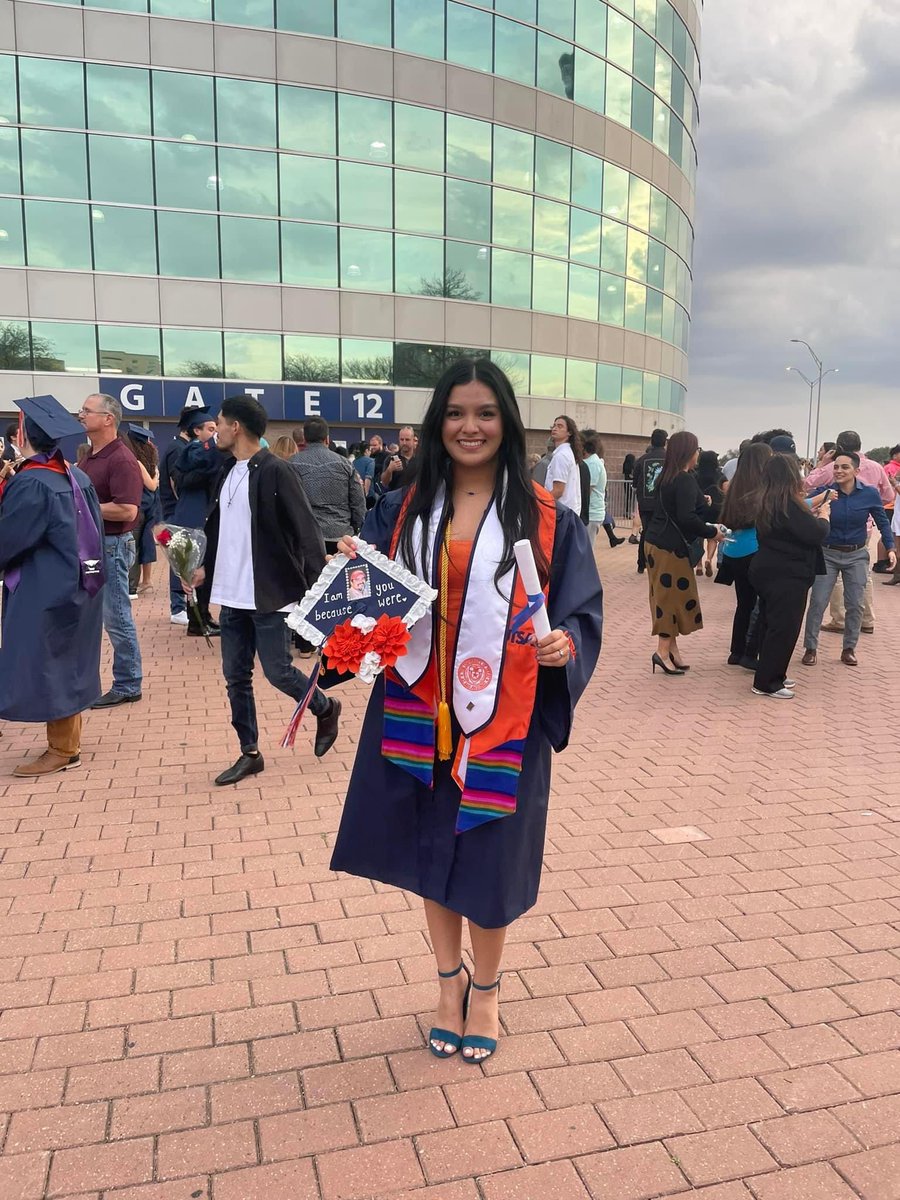 _stephaniecantu's tweet image. #utsagrad22 ✨ALUMNA✨