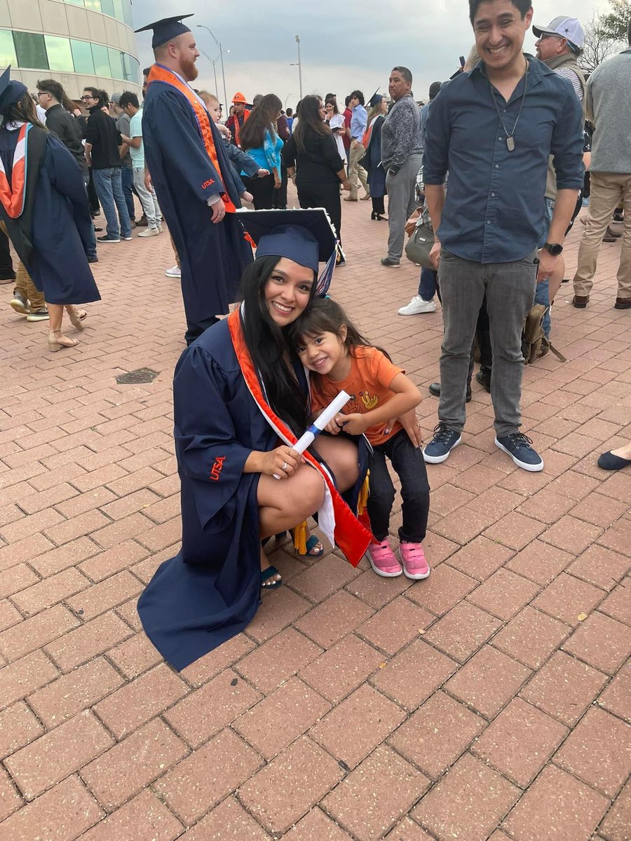 _stephaniecantu's tweet image. #utsagrad22 ✨ALUMNA✨