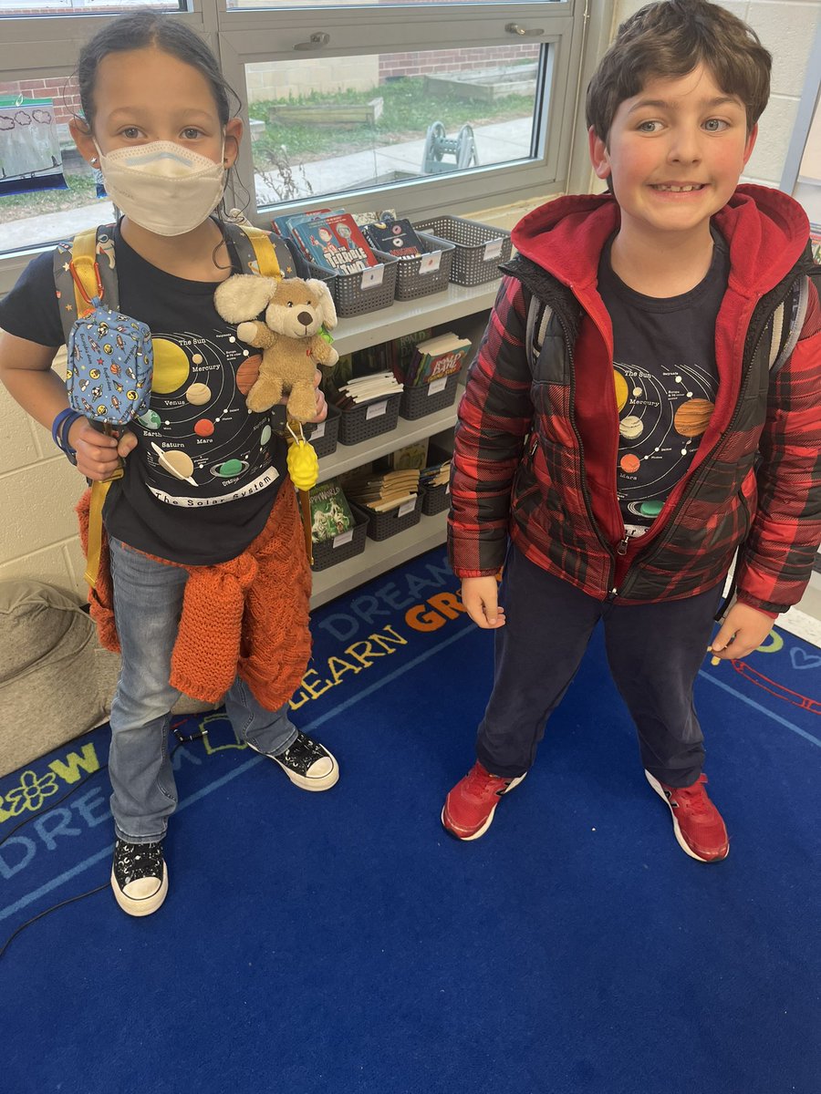 MsLenowicz3rd's tweet image. Plaid and twinning for today’s spirit day!