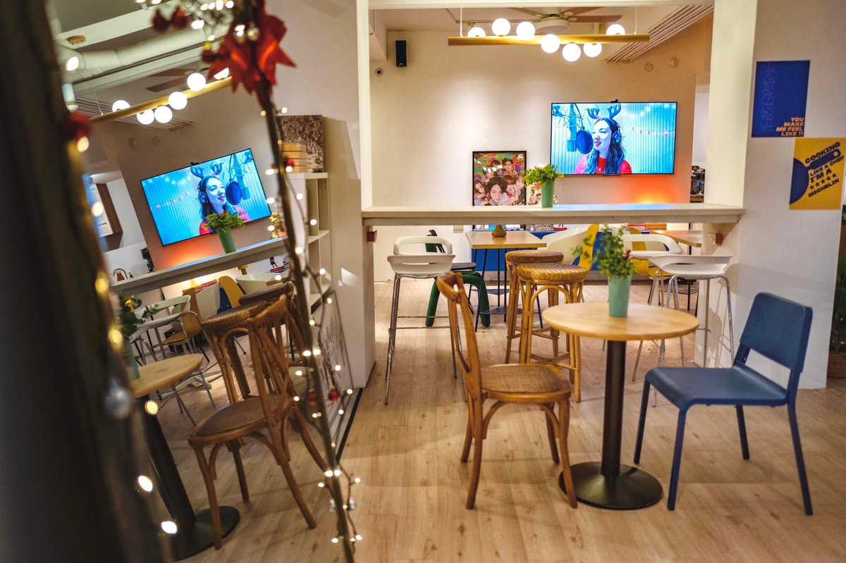 ChinguDachi's tweet image. Chingu Dachi cafe+store 🤝 U-Belt

Whether your looking for a quick snack in between classes or looking for the latest #Kpop merch, we're sure you'll find it at the CD cafe+store ✨

See you this December 16, chingu! 👋 

#ChinguDachi #Kcafe #CafeinManila #Kpopph