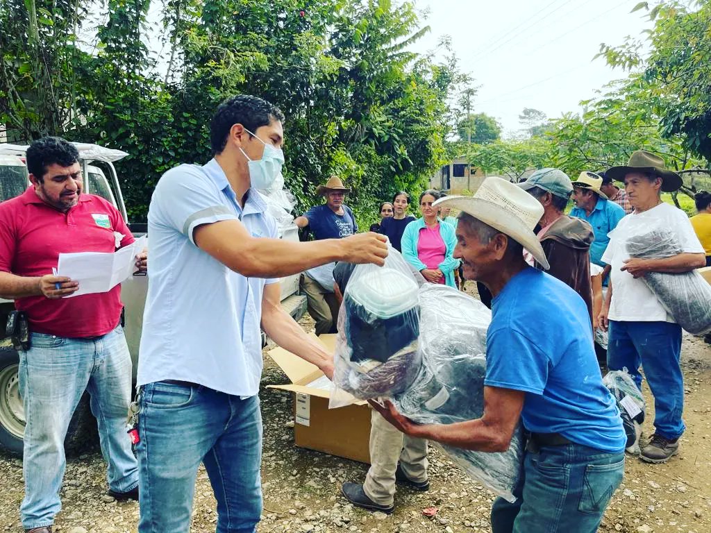 Funazucar's tweet photo. Entrega de 224 kits de alimentos y otros 4 comunidades de Nueva Arcadia, Copán. Gracias a Azucarera Chumbagua y CEPUDO-FFTP, manteniendo el compromiso de solidaridad.

#somosdonaciones 
#DulceSolidaridad 
#SomosComunidades 
#Funazucar 
#azucarerosdehonduras https://t.co/6ULmhwhiUc