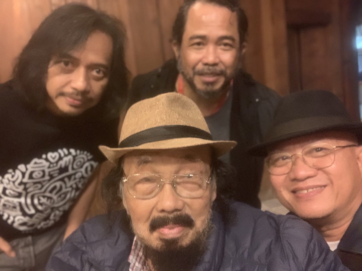 fajar_arcana's tweet image. Senang bisa #1frame bersama Presiden Penyair Indonesia Bang ⁦@StardjiCalzBach⁩, Dewa Gitar Indonesia ⁦@dewabudjana⁩ &amp;amp; penyair kawakan ⁦@jurubaca⁩ jelang konser #GitarisuntukIndonesia di BBJ.